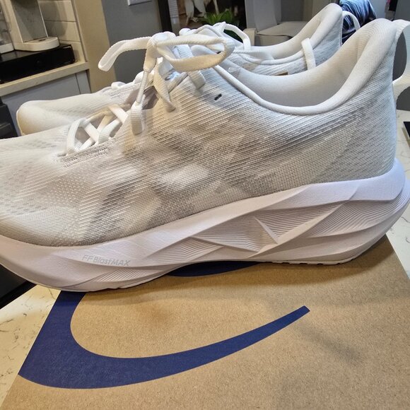 ASICS Novablast 5 (1011B974-100) "White/Piedmont Grey" Men's Running Shoes SZ 12 - Picture 5 of 10